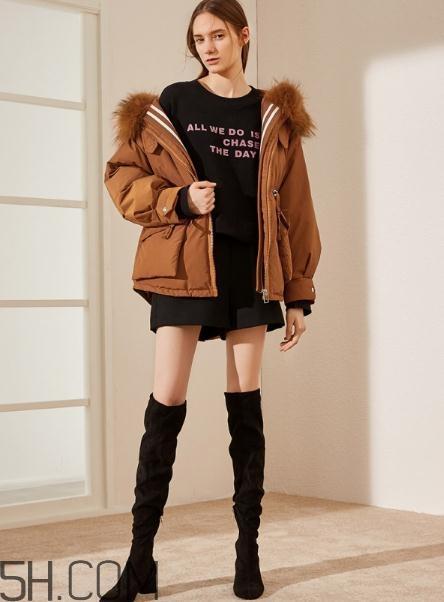 焦糖色羽绒服配什么颜色好看？焦糖色羽绒服搭配图片