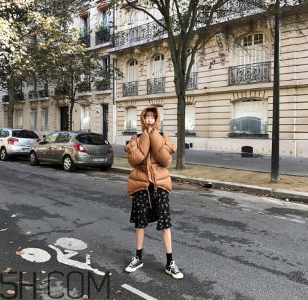 焦糖色羽绒服配什么颜色好看？焦糖色羽绒服搭配图片