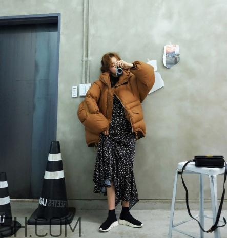 焦糖色羽绒服配什么颜色好看？焦糖色羽绒服搭配图片