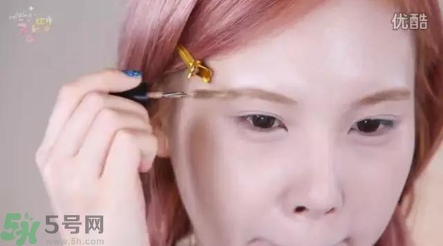 戴眼镜怎么化妆？眼镜妆怎么画