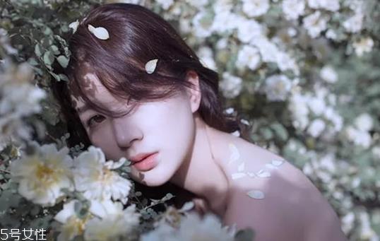 美白精华能去黑眼圈吗 美白精华使用注意事项
