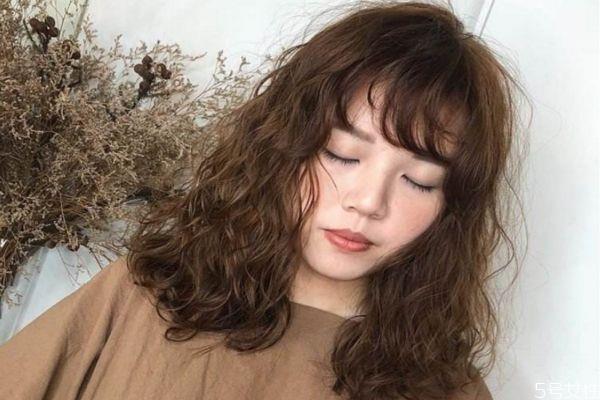 细软发质适合烫羊毛卷吗 粗硬的头发适合烫羊毛卷吗