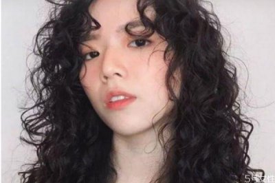 ​细软发质适合烫羊毛卷吗 粗硬的头发适合烫羊毛卷吗