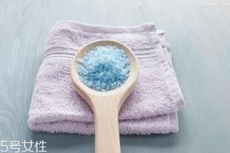 用浴盐洗澡有什么好处 浴盐洗澡有什么好处