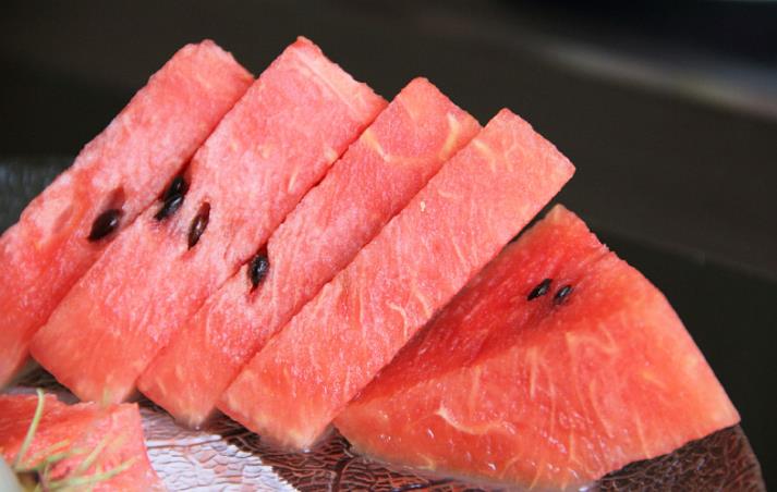 西瓜在冰箱可以放多久 西瓜冷冻后解冻还能吃吗