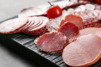 ​腊肠什么颜色才正宗 外皮棕红色