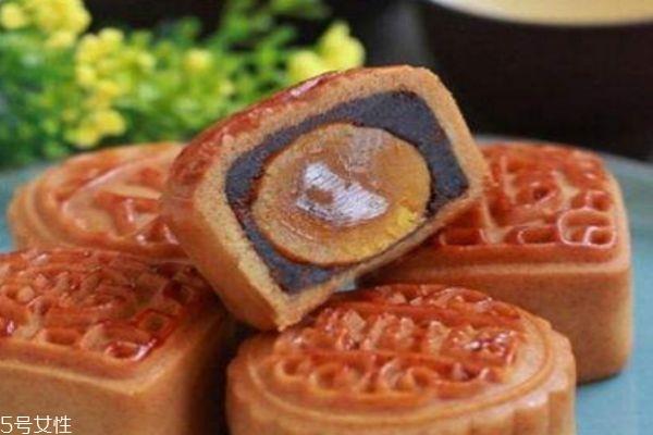月饼应该怎么做呢 什么人群不能吃月饼呢