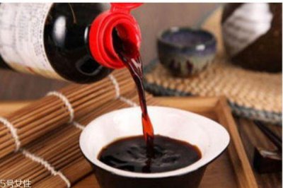 ​酱油有什么作用呢 酱油吃多了会变黑吗