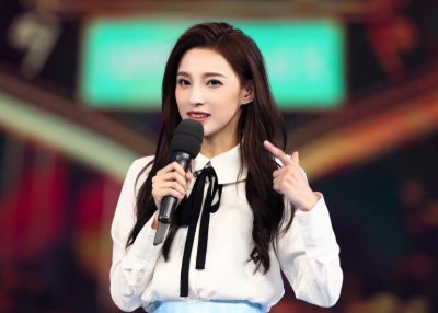 ​她是央视最年轻的美女主持人，比董卿还美，今25岁前途不可限量