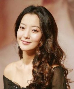 ​她是韩国第一美女，因女儿太丑被质疑整容，如今女儿长大很漂亮