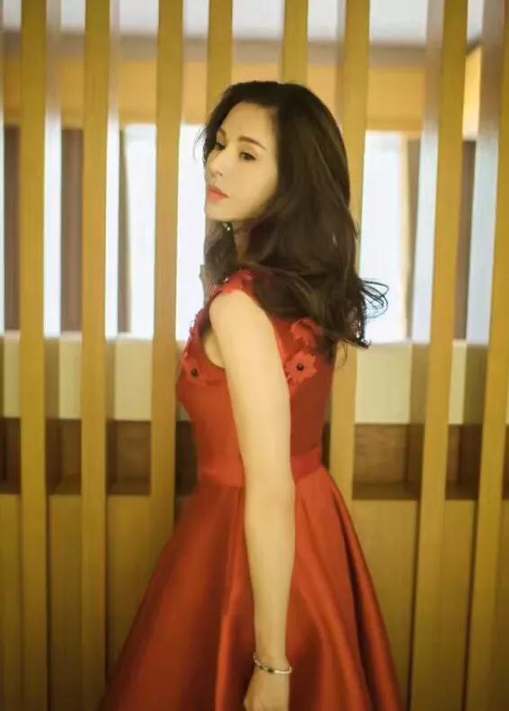 真如油画中的美女！好美啊！