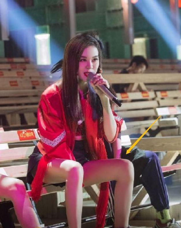 《浪姐》郁可唯美腿引热议，失去了十级美颜后，我没看错吧？
