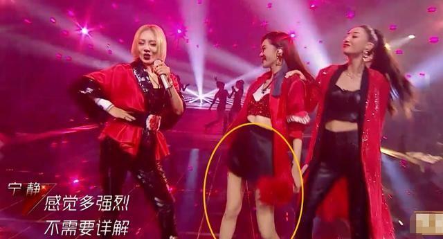 《浪姐》郁可唯美腿引热议，失去了十级美颜后，我没看错吧？