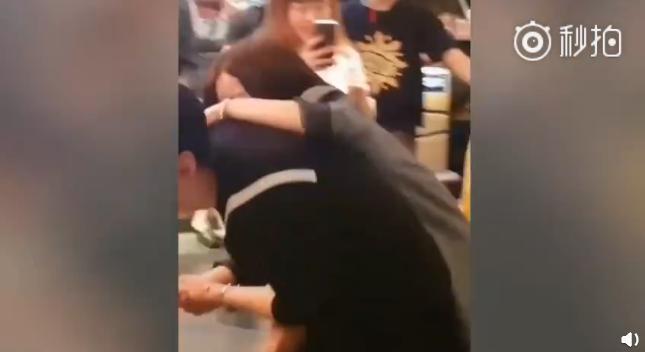 《江南美人》杀青宴车银优拥抱女主女二，一个很甜一个玄秀雅上身