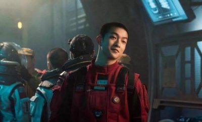 ​《流浪地球》男主屈楚萧粉丝后援会解散，刚走红就要凉？