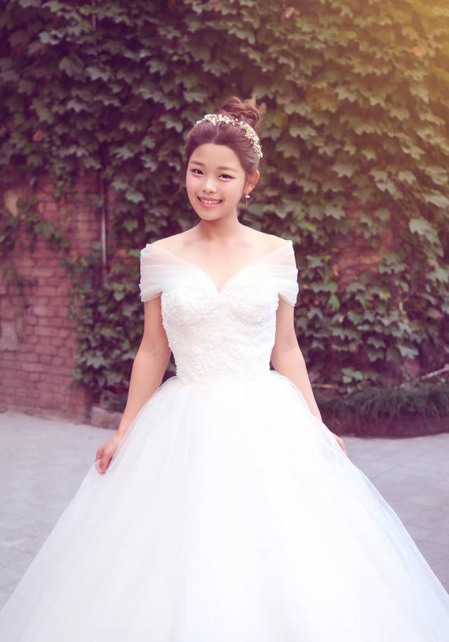 《武林外传》莫小贝扮演者王莎莎晒婚纱照，对象难道是邱小东？