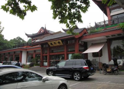 ​杭州楼外楼，游客慕名前去失望回，杭州人：又难吃又贵被坑了吧