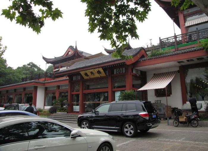 杭州楼外楼，游客慕名前去失望回，杭州人：又难吃又贵被坑了吧