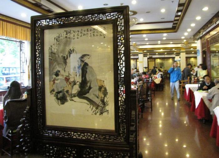 杭州楼外楼，游客慕名前去失望回，杭州人：又难吃又贵被坑了吧