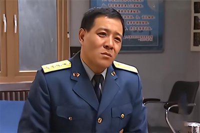 ​一个连队通常有多少人，连长与指导员各自是什么军衔？