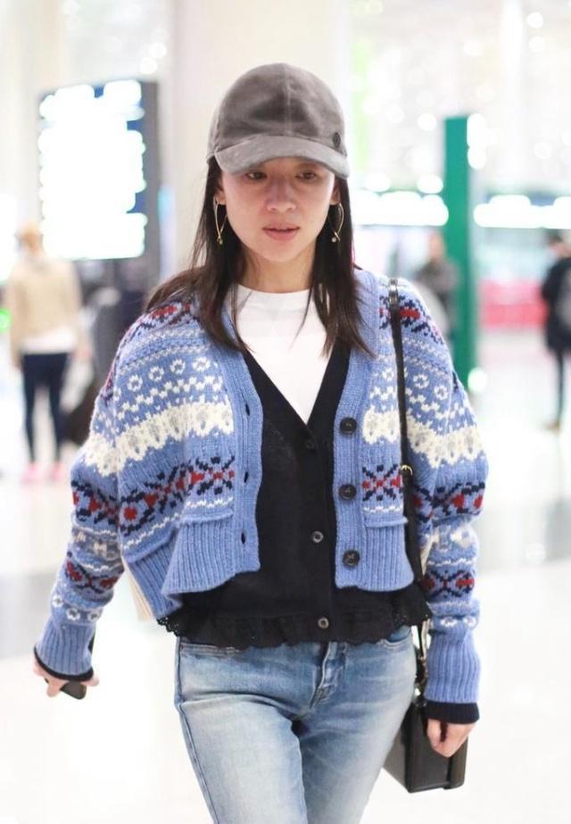 38岁董洁现身机场，素颜状态下暴露真实颜值，妆前妆后差别真大