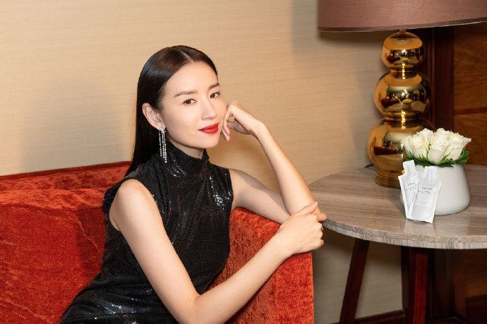 38岁董洁现身机场，素颜状态下暴露真实颜值，妆前妆后差别真大