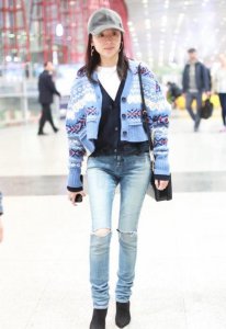 ​38岁董洁现身机场，素颜状态下暴露真实颜值，妆前妆后差别真大