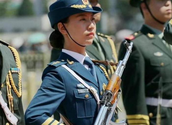 此人三军仪仗队少有的女队长，扛重达七斤的冲锋枪，是山东的骄傲
