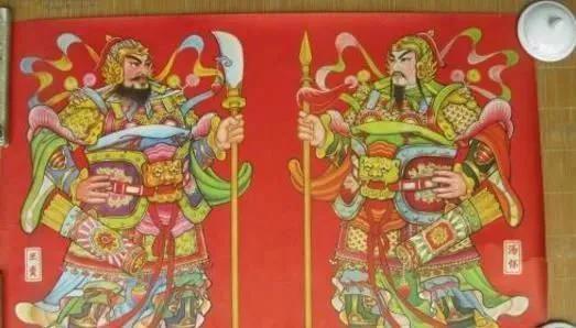 此人与岳飞结义，武艺不高，自杀之后被民间奉为门神