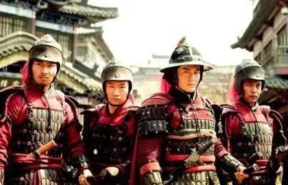 此人与岳飞结义，武艺不高，自杀之后被民间奉为门神