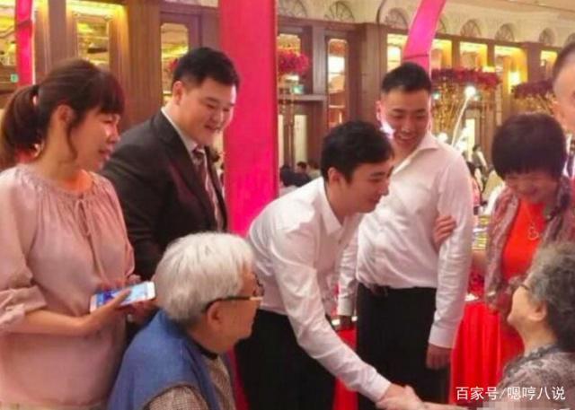 王思聪再当伴郎，伴娘害羞到不敢看他，王思聪细节展现好教养