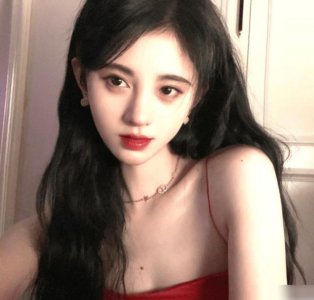 ​鞠婧祎在浴室卸妆唱歌，素颜出镜引争议，黑眼圈和眼袋完全藏不住