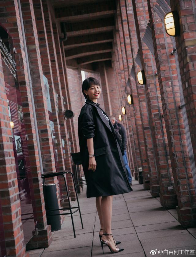 白百何瘦了10斤不止，短发造型穿搭秒变少女，网友：原来她那么美