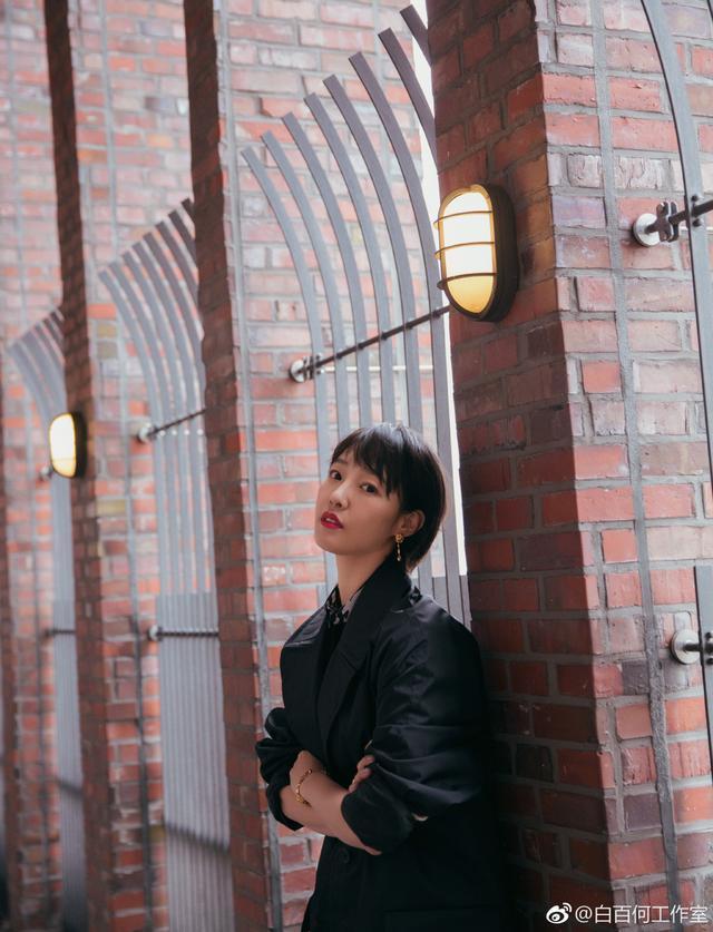 白百何瘦了10斤不止，短发造型穿搭秒变少女，网友：原来她那么美