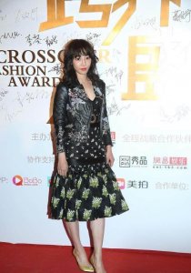 ​白百何瘦了10斤不止，短发造型穿搭秒变少女，网友：原来她那么美