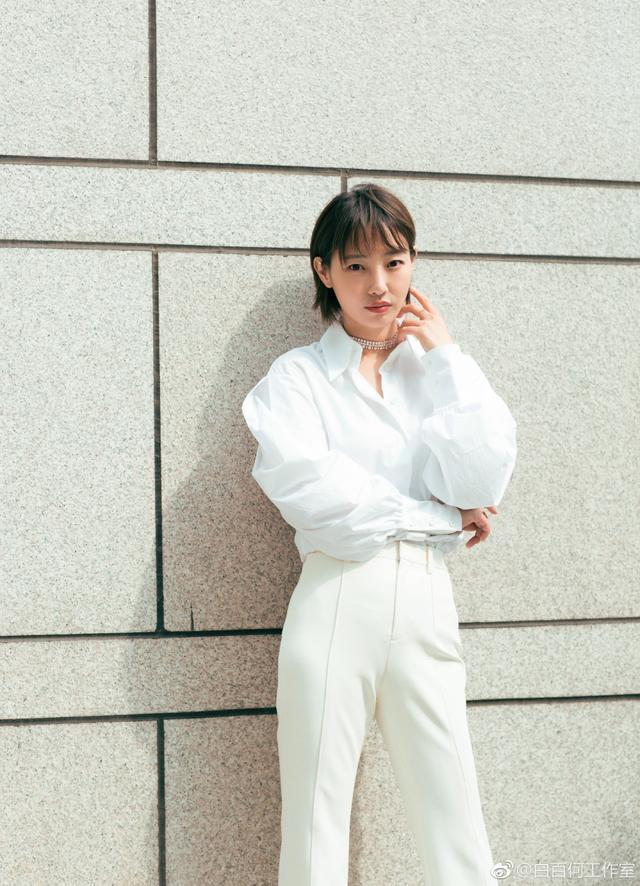 白百何瘦了10斤不止，短发造型穿搭秒变少女，网友：原来她那么美