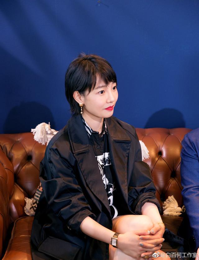 白百何瘦了10斤不止，短发造型穿搭秒变少女，网友：原来她那么美