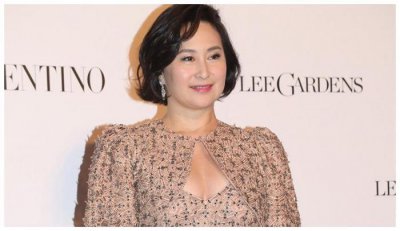 ​何超琼与干外孙女合影曝光，化身外婆的何超琼，开心和孩子们互动