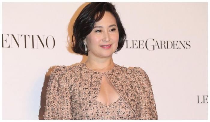 何超琼与干外孙女合影曝光，化身外婆的何超琼，开心和孩子们互动