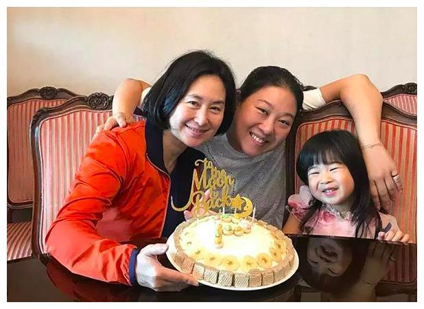 何超琼与干外孙女合影曝光，化身外婆的何超琼，开心和孩子们互动