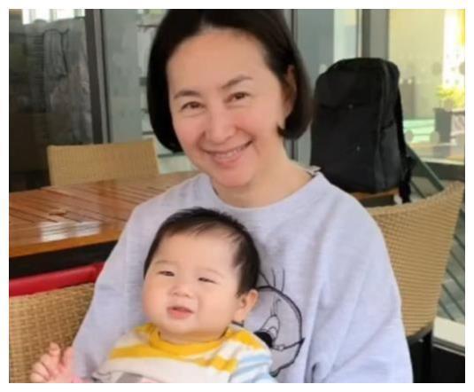 何超琼与干外孙女合影曝光，化身外婆的何超琼，开心和孩子们互动