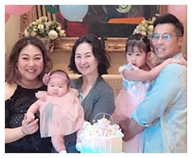 何超琼与干外孙女合影曝光，化身外婆的何超琼，开心和孩子们互动