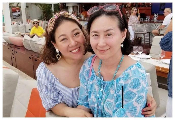 何超琼与干外孙女合影曝光，化身外婆的何超琼，开心和孩子们互动