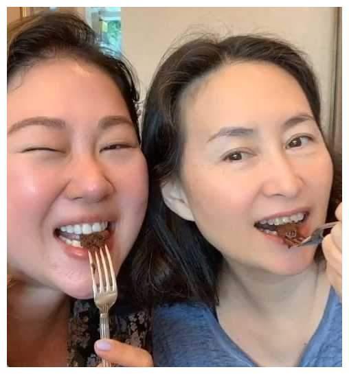 何超琼与干外孙女合影曝光，化身外婆的何超琼，开心和孩子们互动