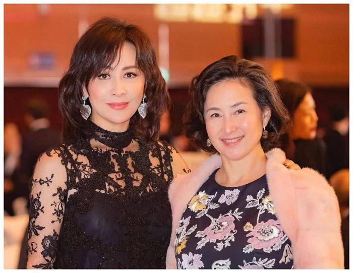 何超琼与干外孙女合影曝光，化身外婆的何超琼，开心和孩子们互动