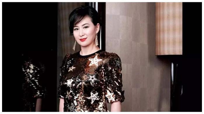 何超琼与干外孙女合影曝光，化身外婆的何超琼，开心和孩子们互动