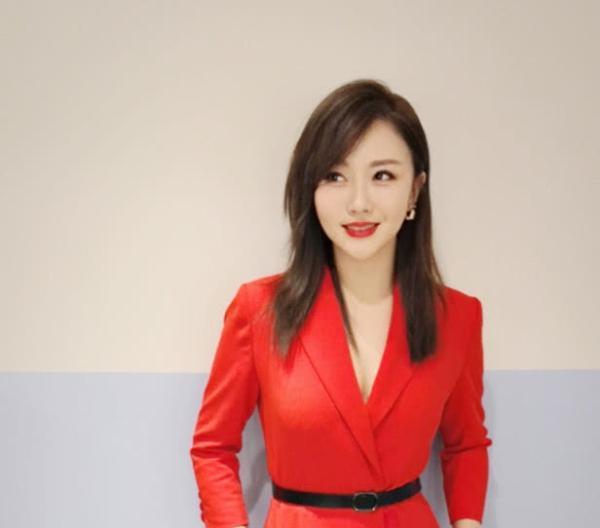 潘长江36岁女儿潘阳近照曝光，网友直呼大变样到不敢认
