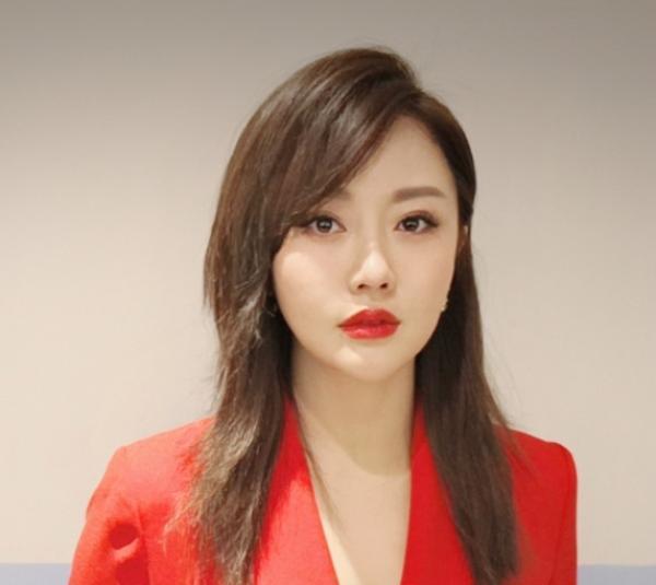潘长江36岁女儿潘阳近照曝光，网友直呼大变样到不敢认