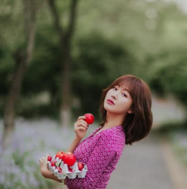 潘长江36岁女儿潘阳近照曝光，网友直呼大变样到不敢认