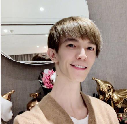 郭敬明回应整容传闻, 坦言自己用了美颜相机, 网友: 反正喜欢你